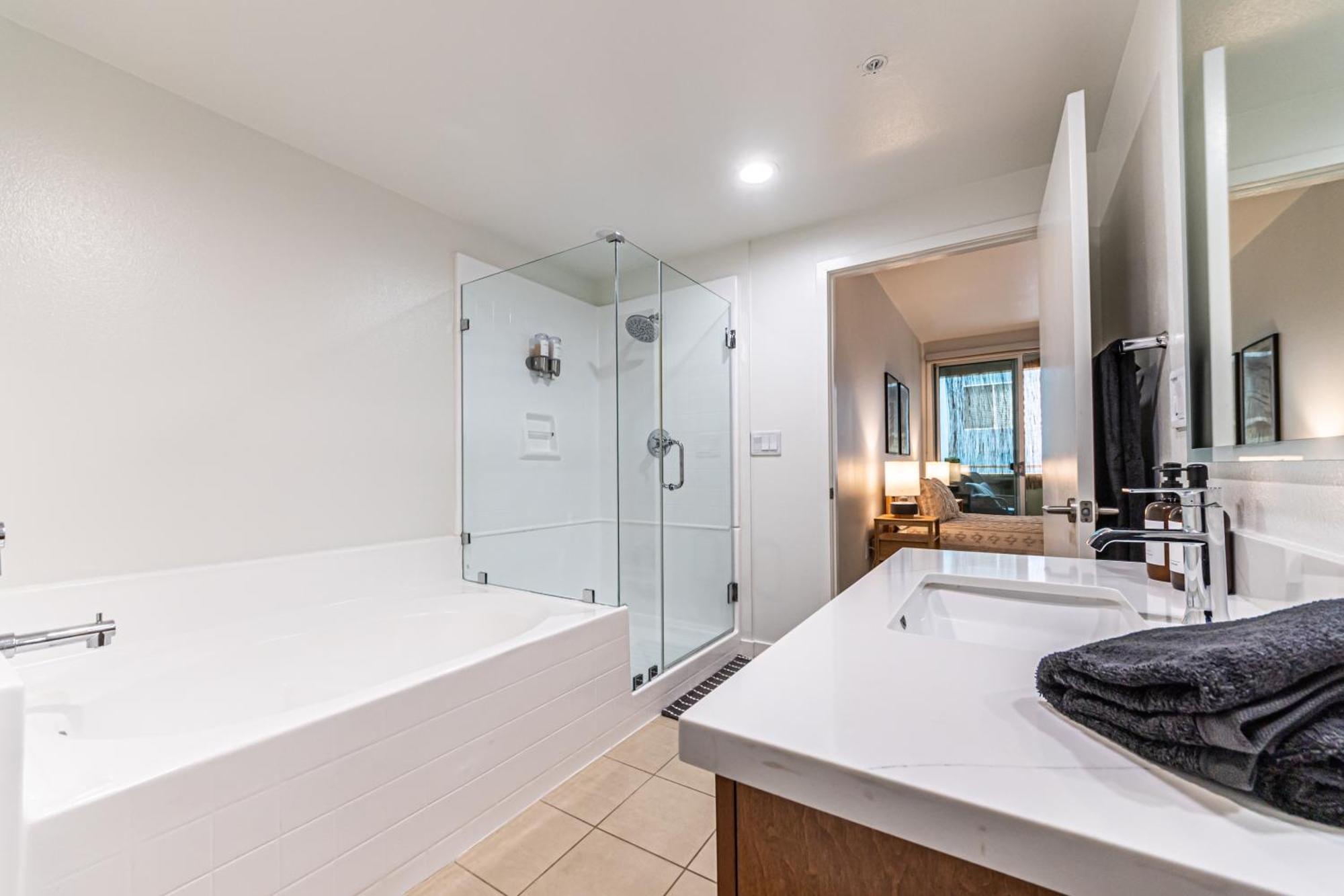 Apartment Stylish 2bdr & 2bth - 15 Mins Walk To The Beach!