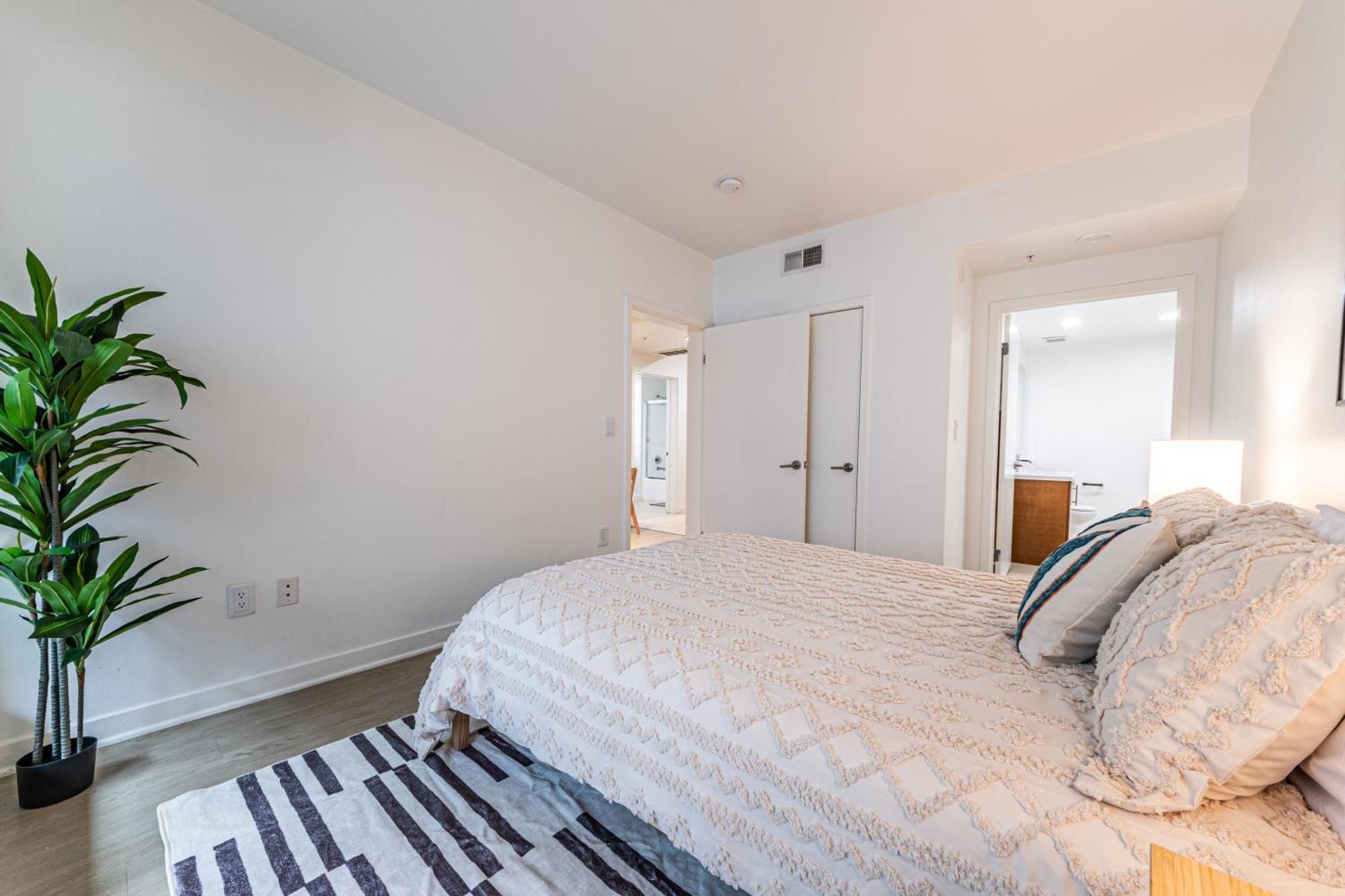Apartment Stylish 2bdr & 2bth - 15 Mins Walk To The Beach! Los Angeles